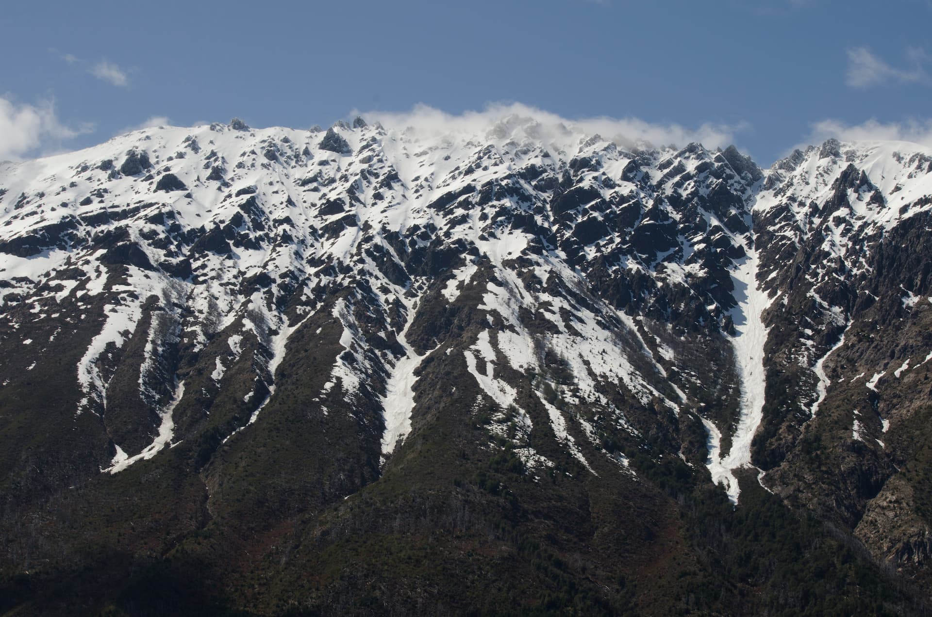 Picos nevados em El Bolsón, Argentina (Créditos Freepiklautarosoto)