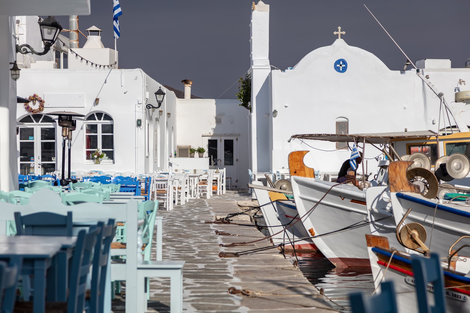 Porto em Naoussa, Ilha de Paros, Grécia (Créditos FreepikRawf8.com) (1)