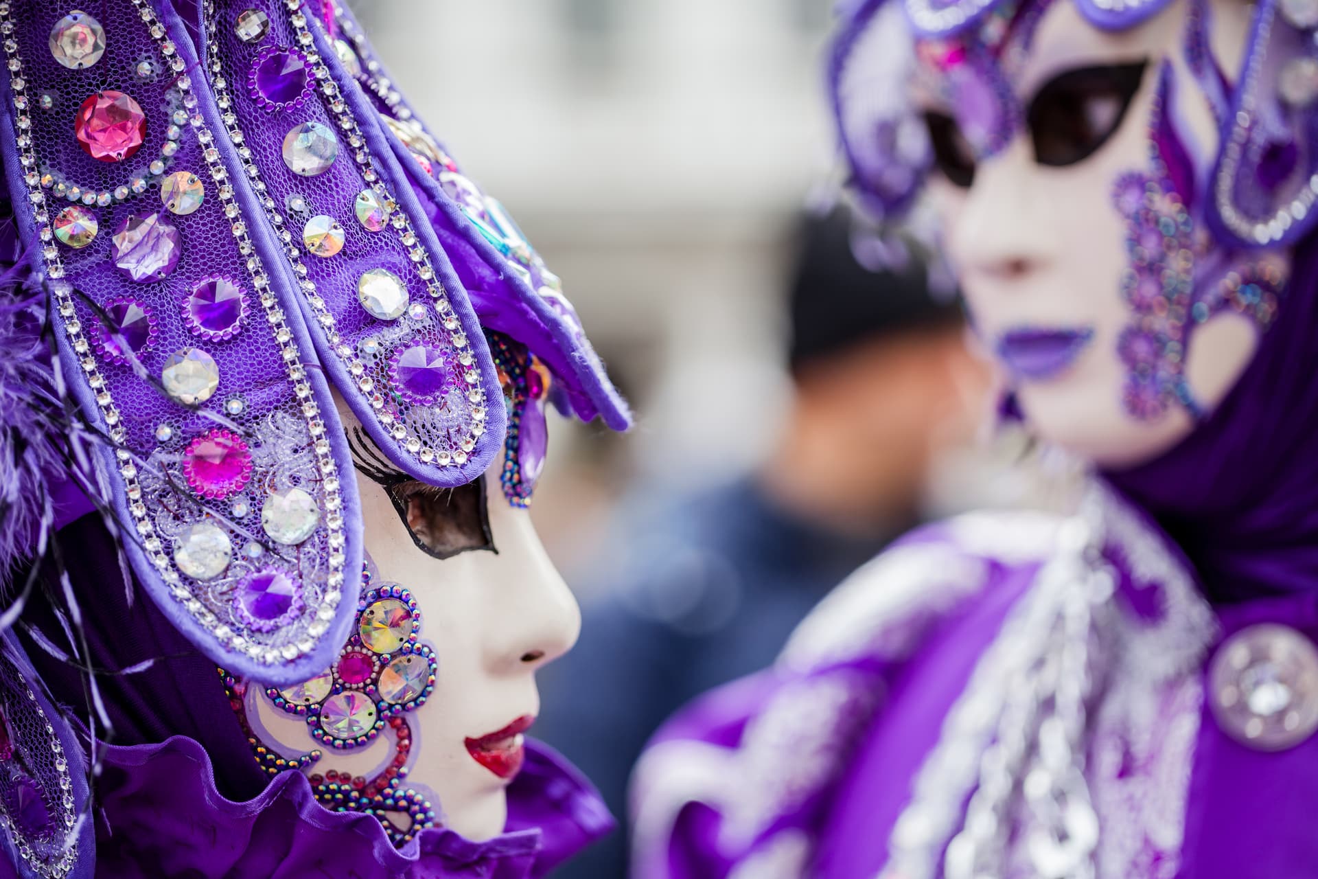 Roupas extravagantes e máscaras coloridas no Carnaval (Créditos Freepikscardignoruggiero) (1)