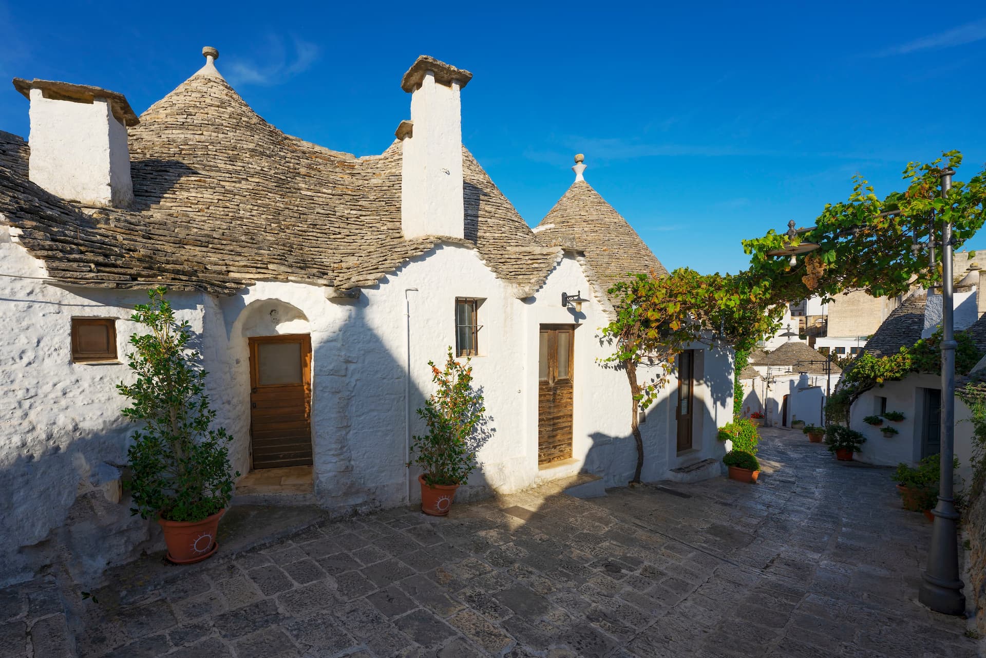 street-alberobello-puglia (1)