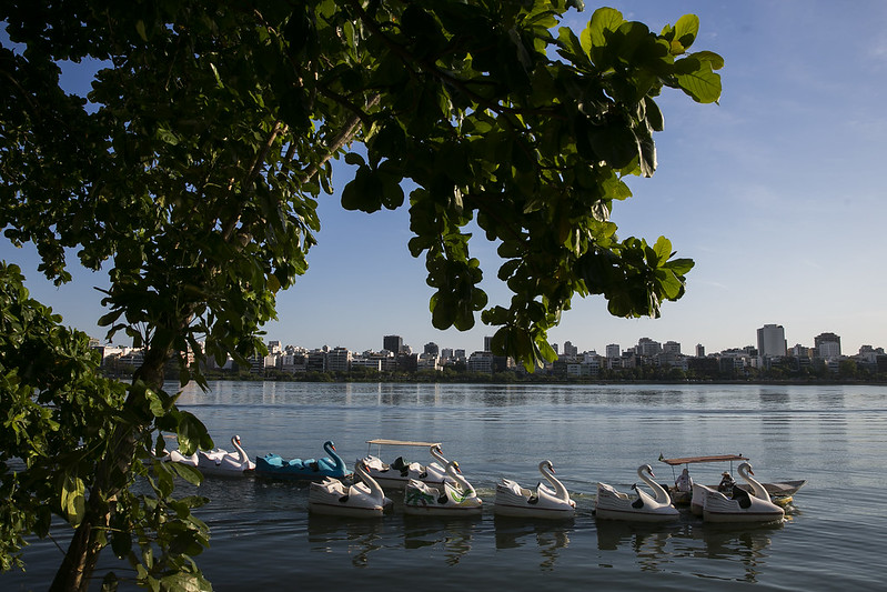 A Lagoa Rodrigo de Freitas é imensa e possui linda paisagem natural. (Créditos Bruna PradoMTur)