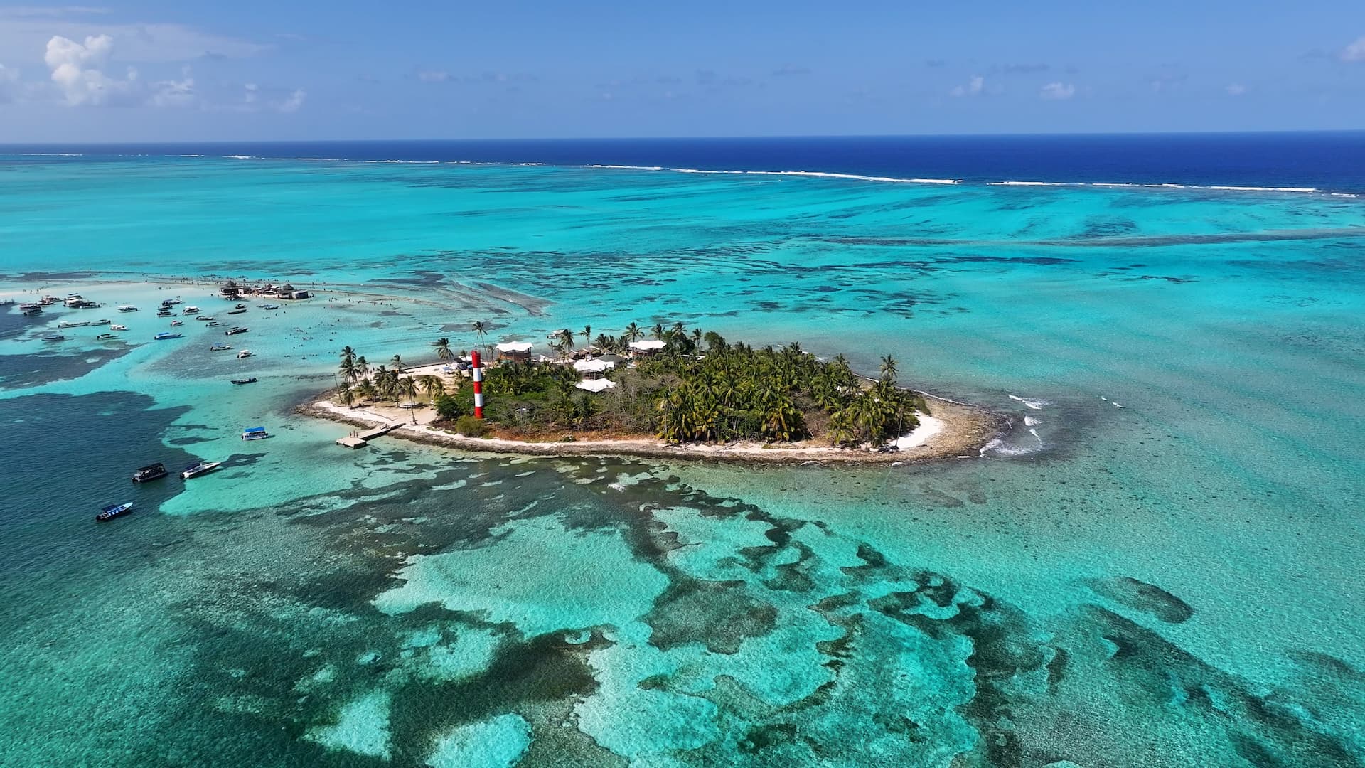 Aquário natural de San Andrés. (Créditos Freepikbydronevideos)