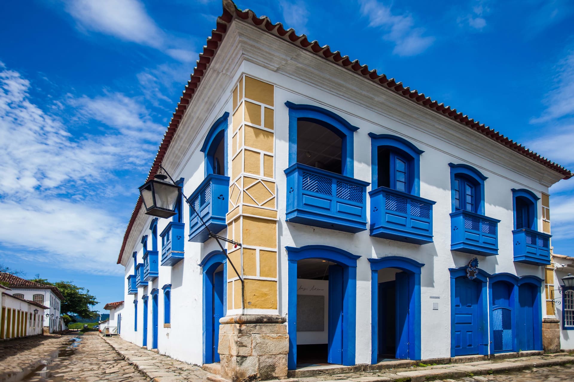 Fachada de Casa da Cultura no centro histórico de ParatyRJ (Créditos MturRogério Cassimiro)