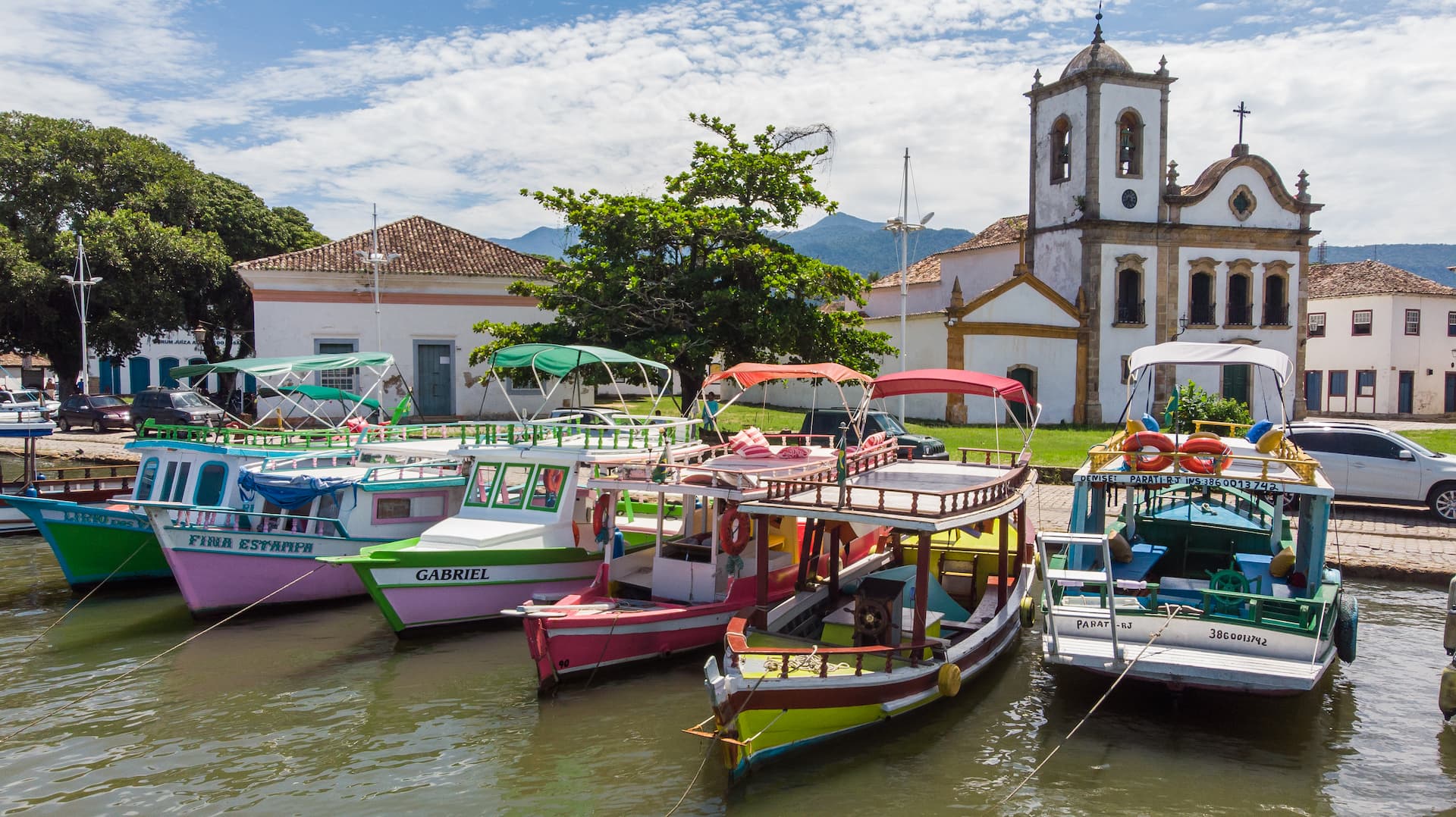 O cais com diversas embarcações em ParatyRJ (Créditos MturRogério Cassimiro)