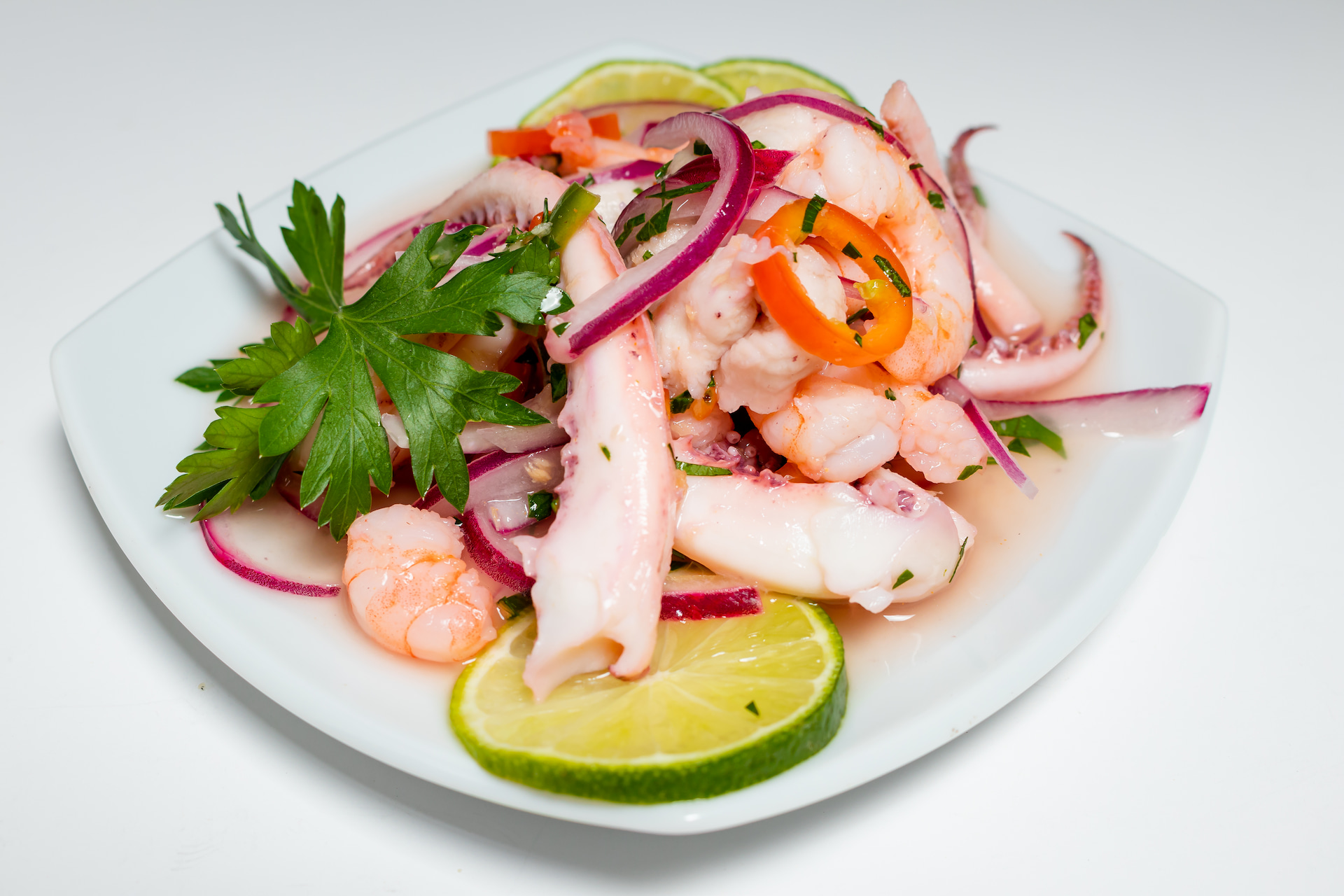 O famoso ceviche, uma das comidas típicas do Peru. (Créditos Freepikuser20478043)