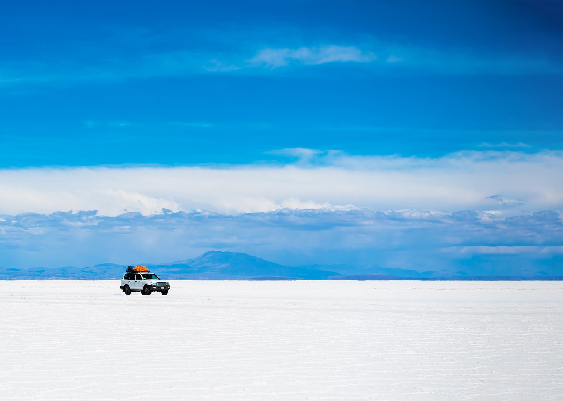 Um jipe no meio do Salar de Uyuni. (Créditos Freepikwirestock) (1)
