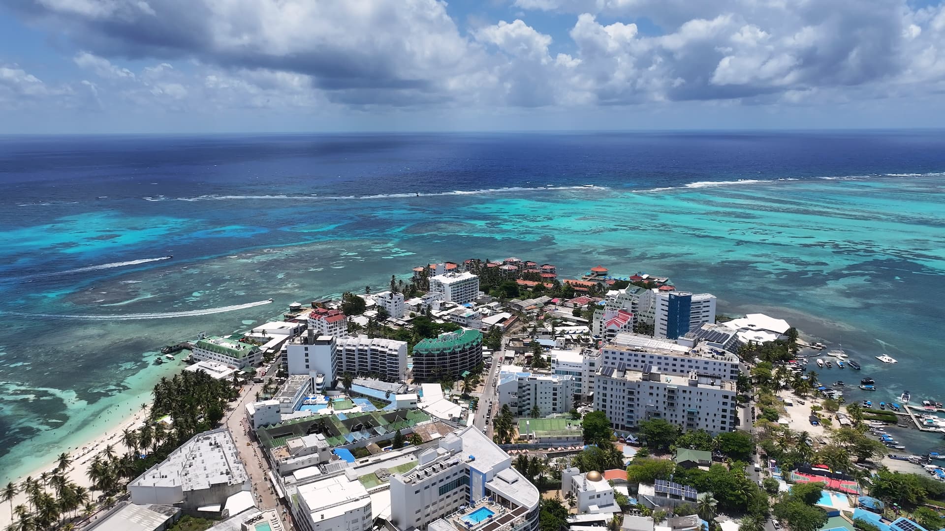 Vista aérea da ilha caribenha de San Andrés. (Créditos Freepikbydronevideos)