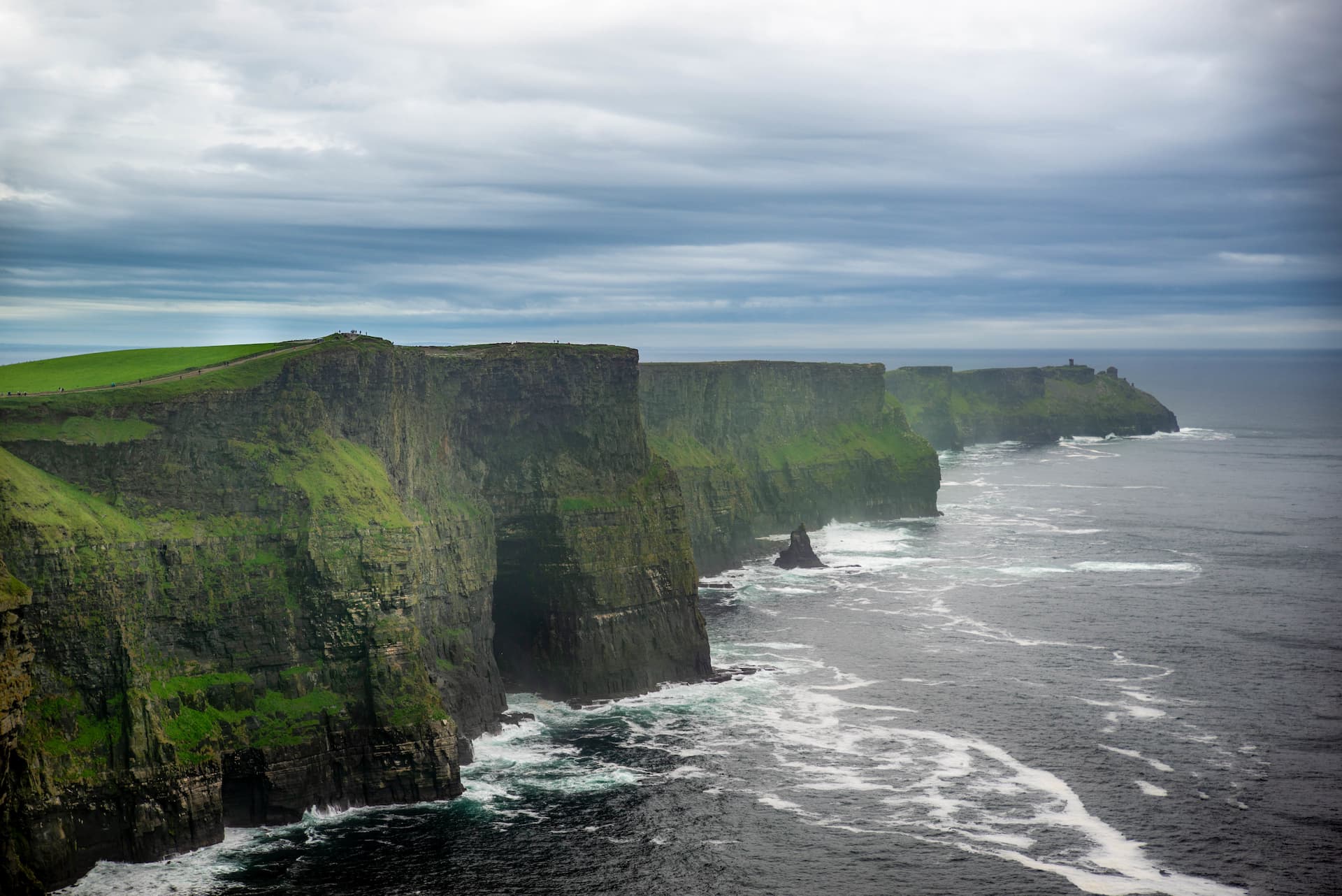 A beleza das Falésias de Moher. (Créditos Freepikwirestock)