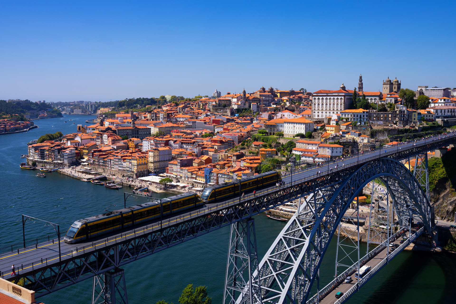 A famosa ponte de Porto. (Créditos Freepikvwalakte)