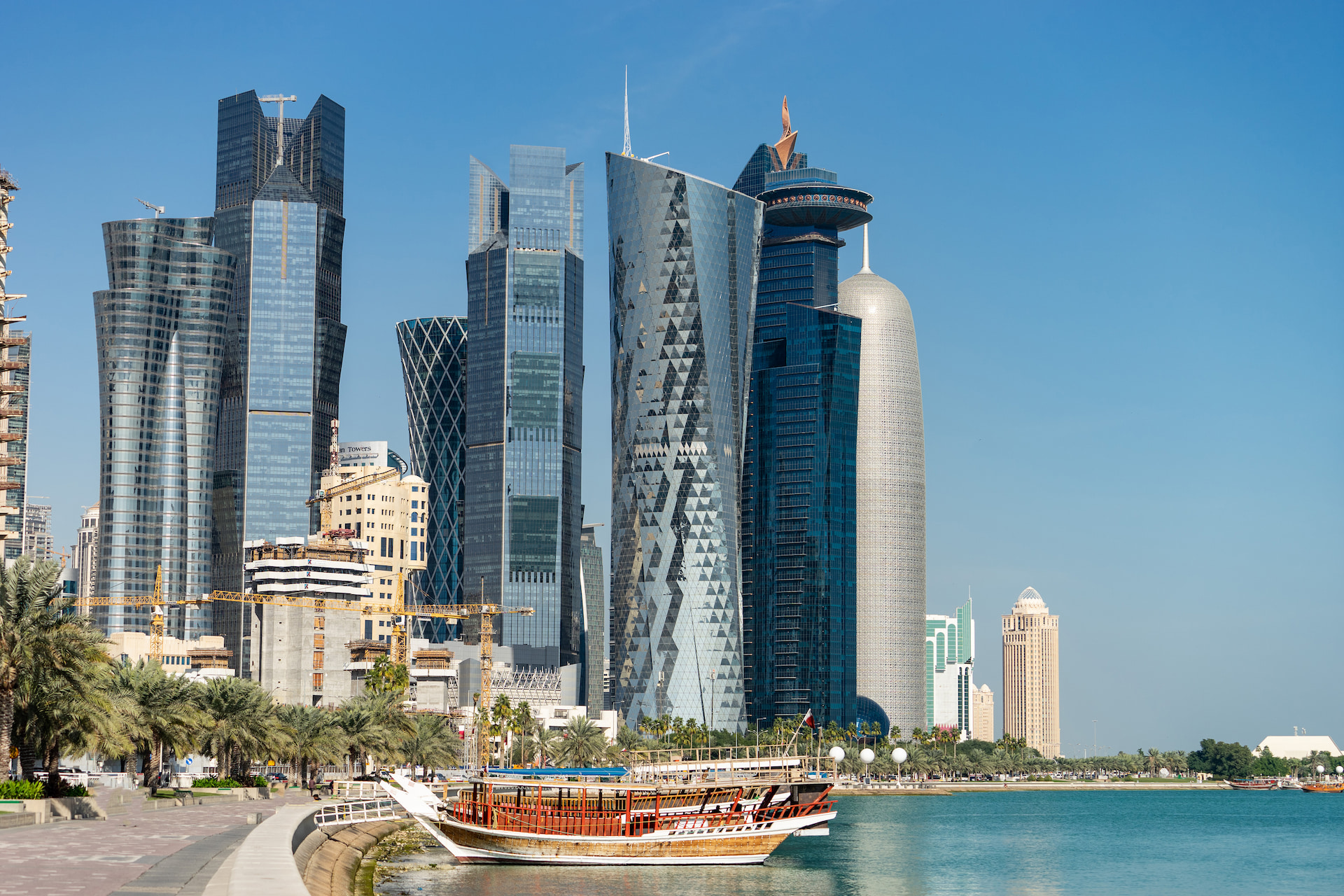 Os enormes arranha-céus do Qatar. (Créditos Freepikviktor_hladchenko)