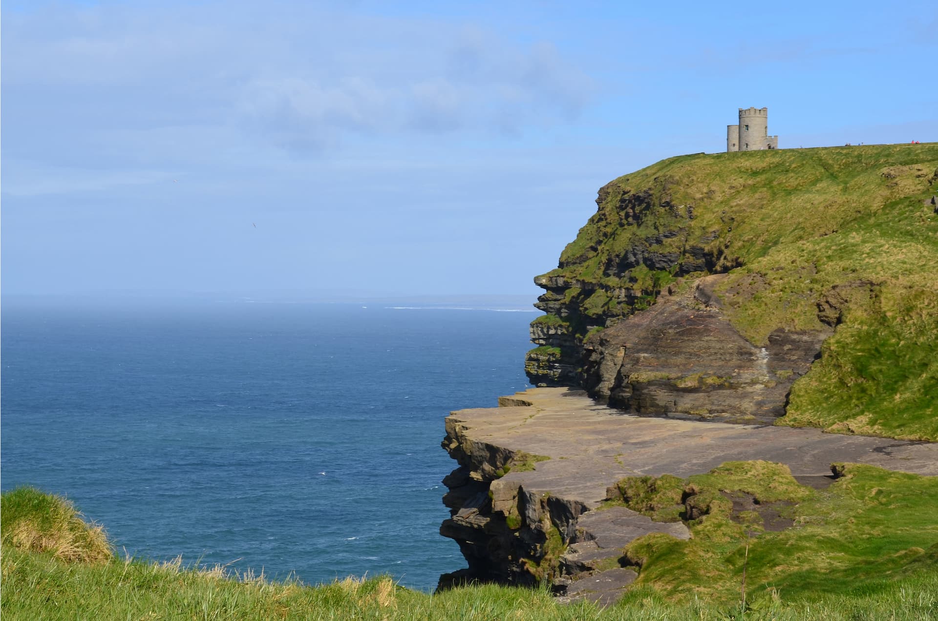 Torre de O’Brien, na ponta das Falésias de Moher. (Créditos FreepikDejaVu Designs)