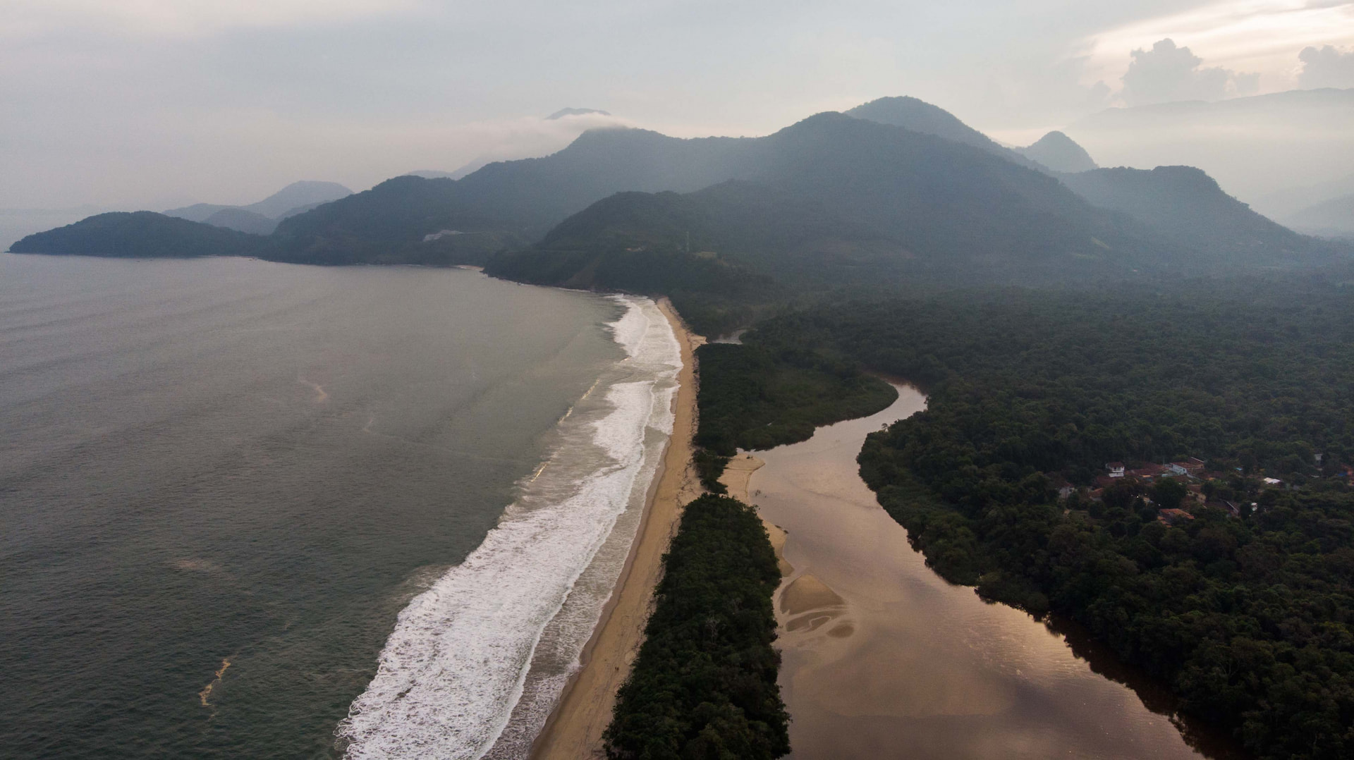 Vista de cima da Praia do Puruba. (Créditos Rogério CassimiroMTur)