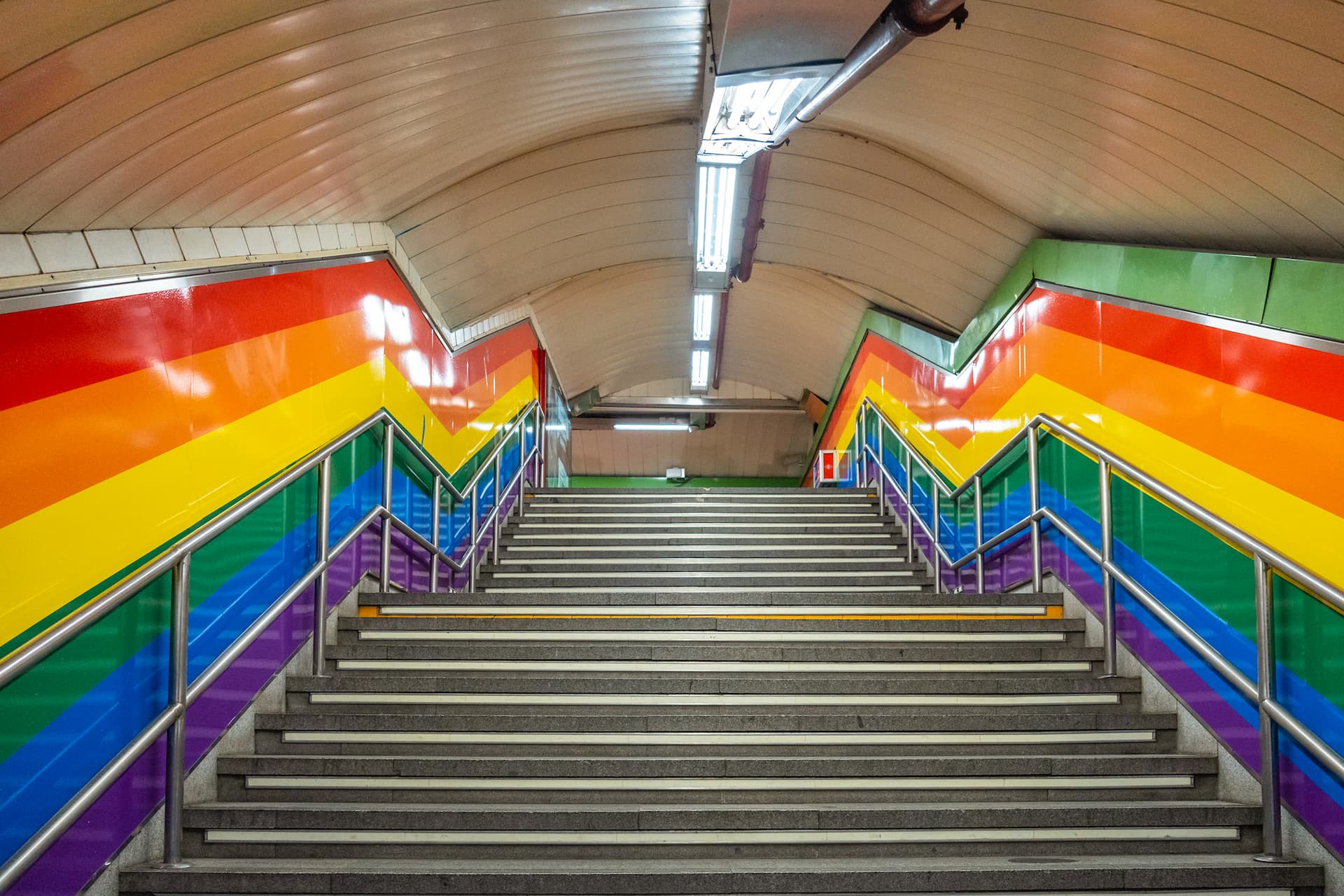 escadas-da-estacao-de-metro-no-bairro-de-chueca-em-madri-admiradas-com-as-cores-da-bandeira-arco-iris-lgtb