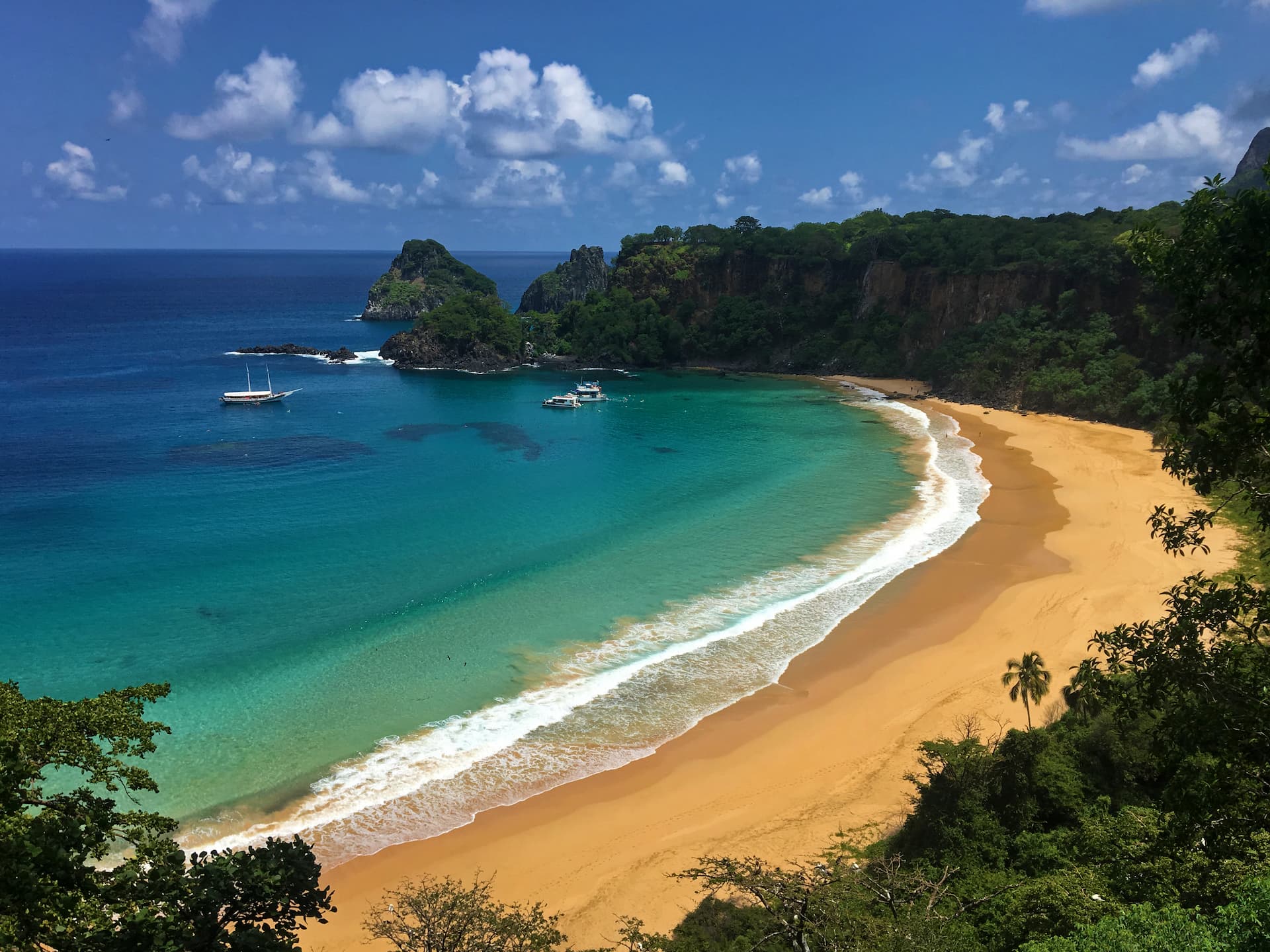 baia-sancho-no-arquipelago-de-fernando-de-noronha-brasil
