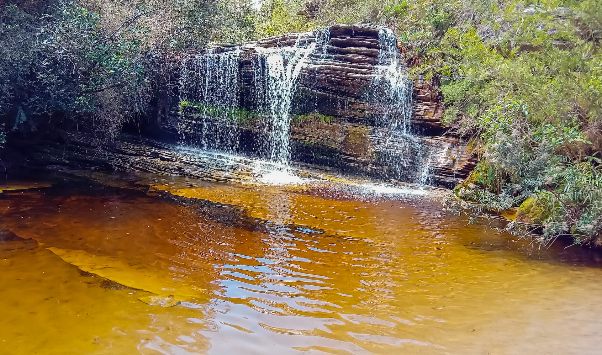bela-cachoeira-no-vale-parque-estadual-de-ibitipoca-minas-gerais-brasil