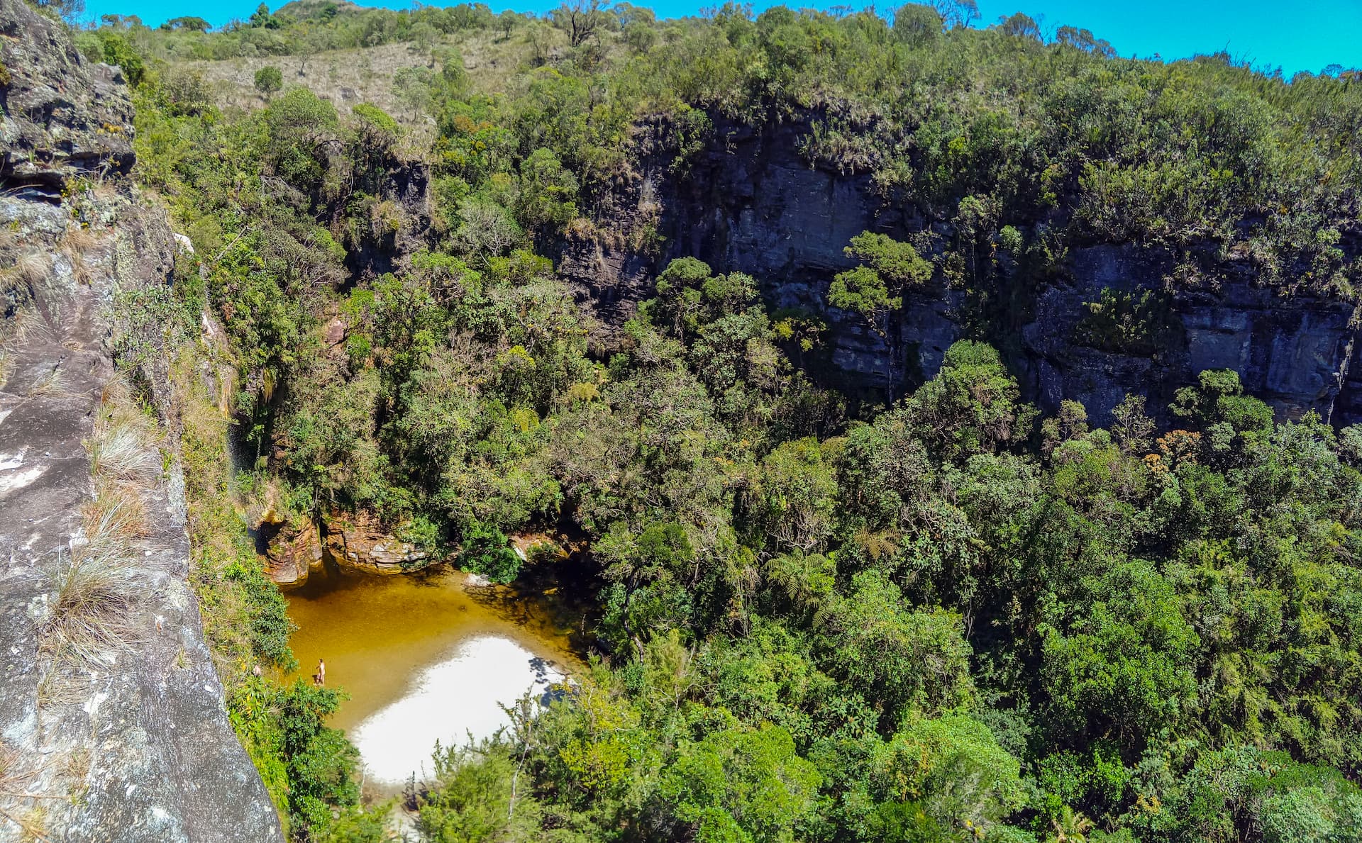 linda-cachoeira-no-vale-parque-estadual-ibitipoca-minas-gerais-brasil