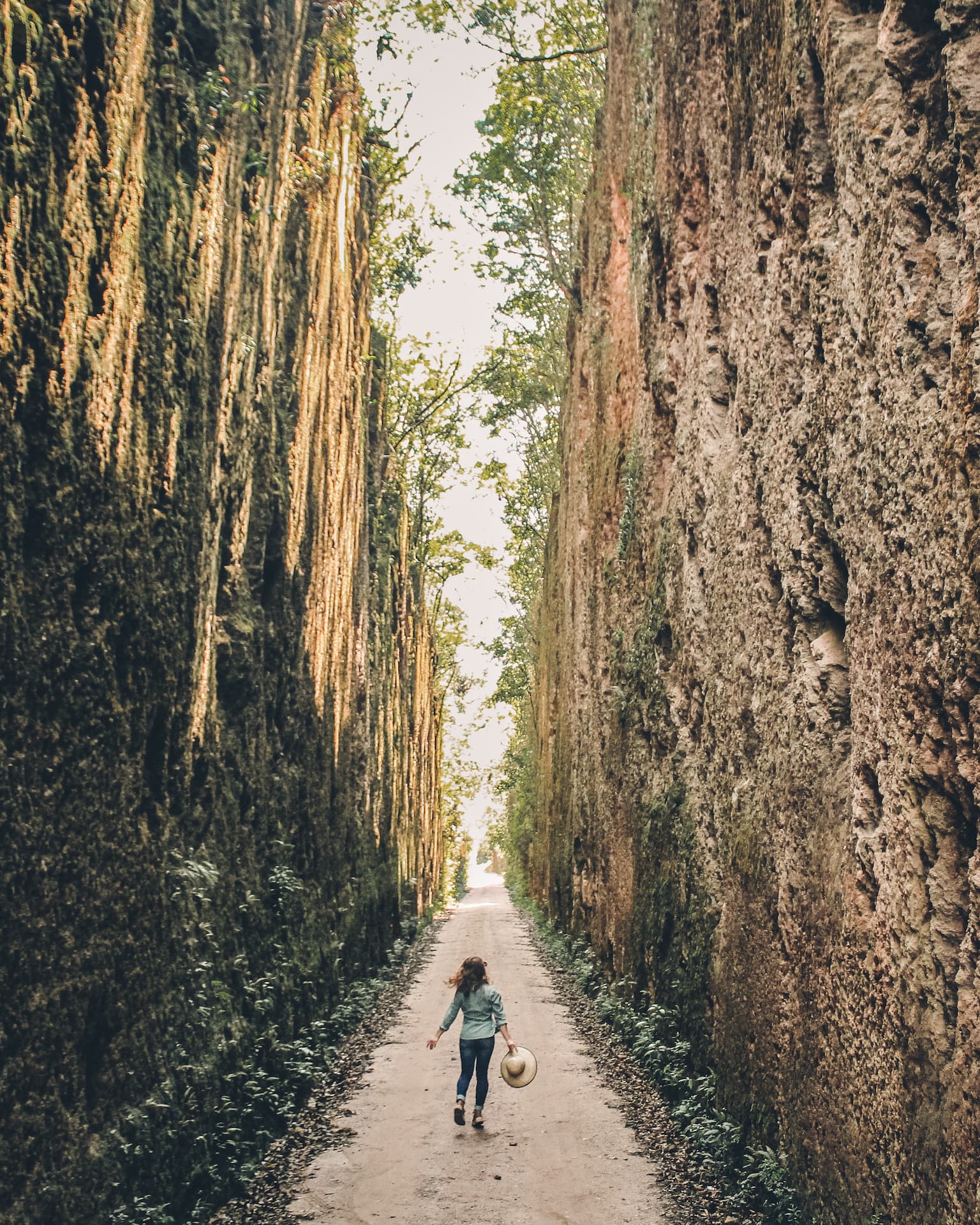 turista-em-fenda-de-pedra-em-lima-duarte-minas-gerais-em-movimento