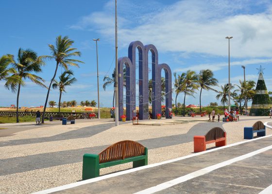 Arcos azuis gigantes na beira da praia