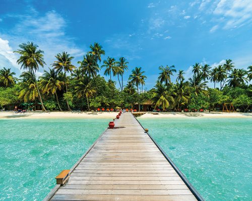 Deck de madeiro sobreo mar azul das Ilhas Maldivas