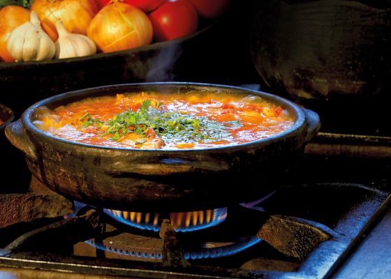 Moqueca vem da expressão “moquém”, que se trata da grelha de varas que os índios utilizavam para assar o peixe em folhas de bananeiras