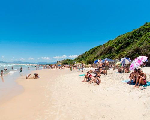 4 destinos para colocar o pé na areia no Sul do Brasil